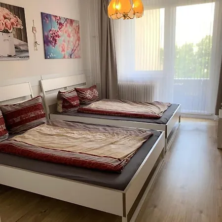 Lebt-wohnung Für Bis Zu 12 Personen * Berlin