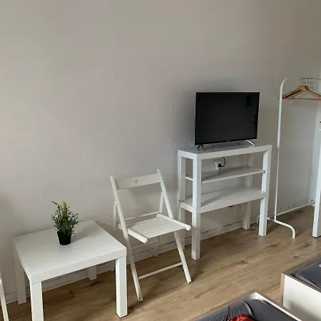 Lebt-wohnung Für Bis Zu 12 Personen Berlin