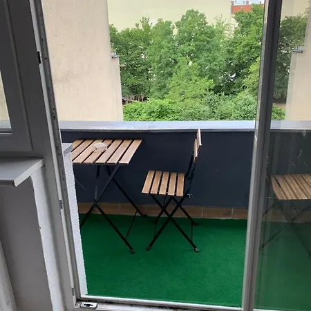 Lebt-wohnung Für Bis Zu 12 Personen Berlin