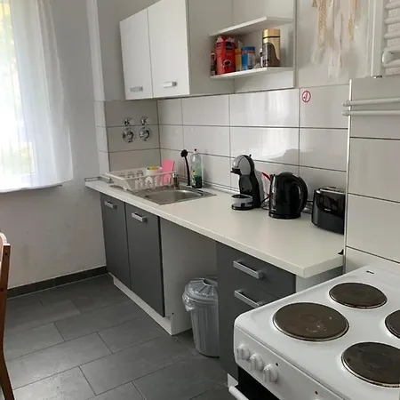 Apartment Lebt-wohnung Für Bis Zu 12 Personen *