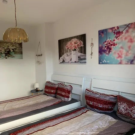 Lebt-wohnung Für Bis Zu 12 Personen Berlin